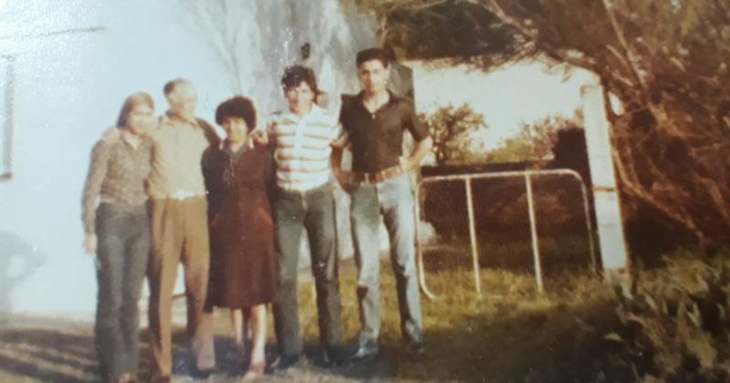 José Trinchín recuerda que la única foto con toda su familia se la sacó durante la guerra en Puerto Belgrano