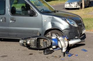 Un motociclista herido tras chocar con una camioneta