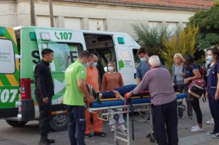 Una ciclista se chocoacute un auto y resultoacute herida 