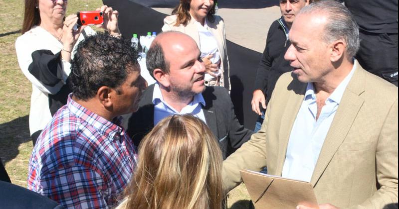 Acompañado por el concejal del Foro Olavarría y Frente Renovador Gastón Sarachu Crevatin hizo entrega de la nota