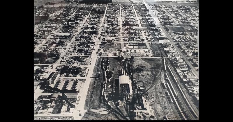 Imagen aérea de la ciudad de Olavarría obtenida desde la zona de la calle Belgrano y vías del ferrocarril Roca hacia el Sur registrada a comienzos de la década de 1980