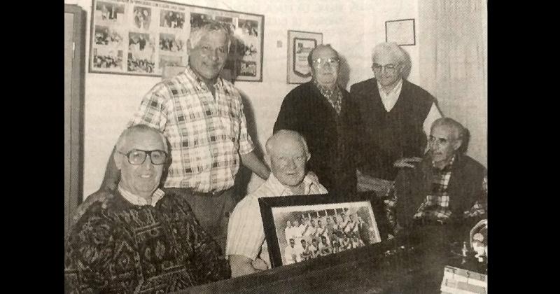 En 1997 el Club Social y Deportivo Sierra Chica reconocía a integrantes del plantel sierrachiquense que en 1947 conquistara el primer título oficial de campeón de Primera División de la Liga de Fútbol de Olavarría