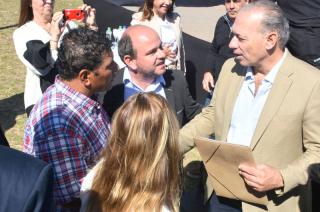 Acompañado por el concejal del Foro Olavarría y Frente Renovador Gastón Sarachu Crevatin hizo entrega de la nota