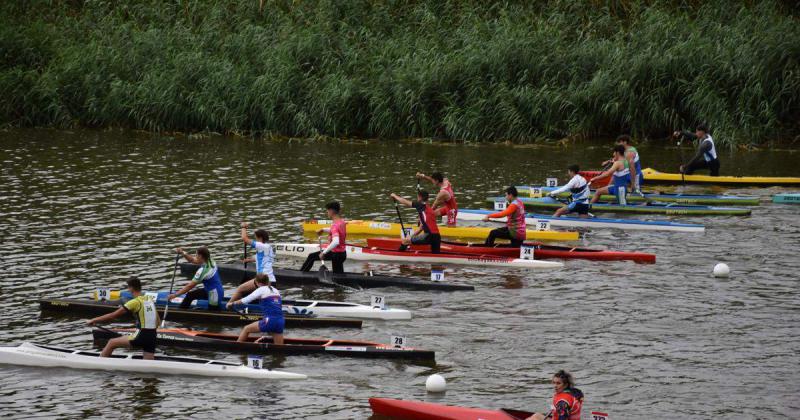 Estudiantes sede de un masivo evento de canotaje