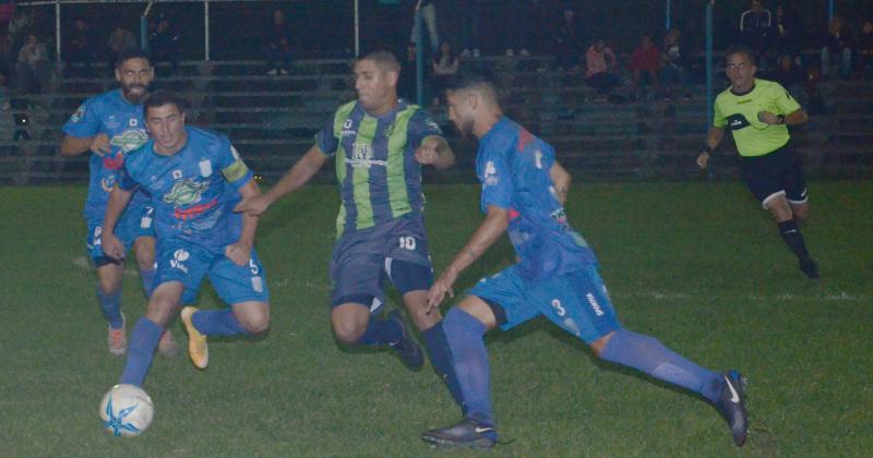 Juan Alvarez es rodeado por jugadores de Ferro El volante marcó el único gol