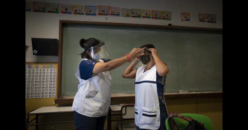 Tres gremios rechazan la extensioacuten horaria de las clases