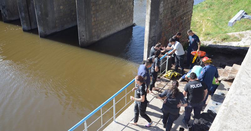 Policiacuteas rescataron a una persona del Arroyo Tapalqueacute en el puente de calle Hornos