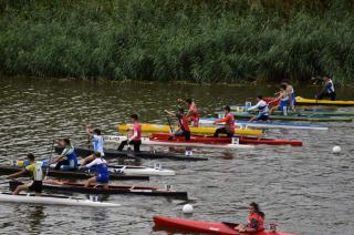 Estudiantes sede de un masivo evento de canotaje