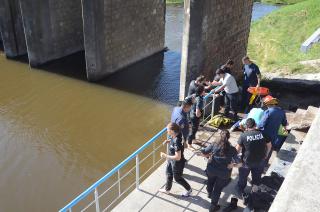 Policiacuteas rescataron a una persona del Arroyo Tapalqueacute en el puente de calle Hornos