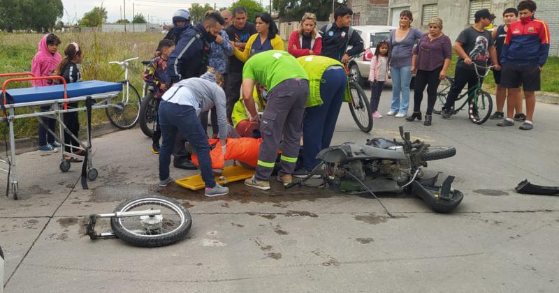 Un motociclista sufrió una fractura en su pierna tras un choque