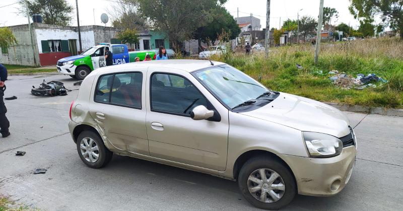 Un motociclista sufrioacute una fractura en su pierna tras un choque