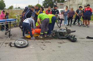 Un motociclista sufrió una fractura en su pierna tras un choque