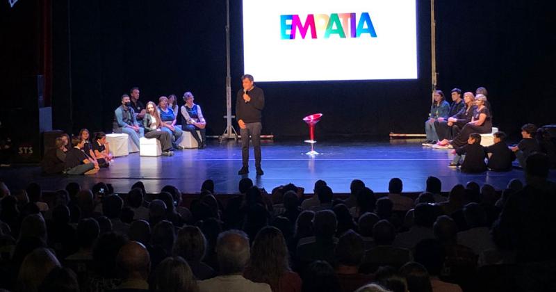 A sala llena en el Teatro Municipal Facundo Manes brindoacute una charla