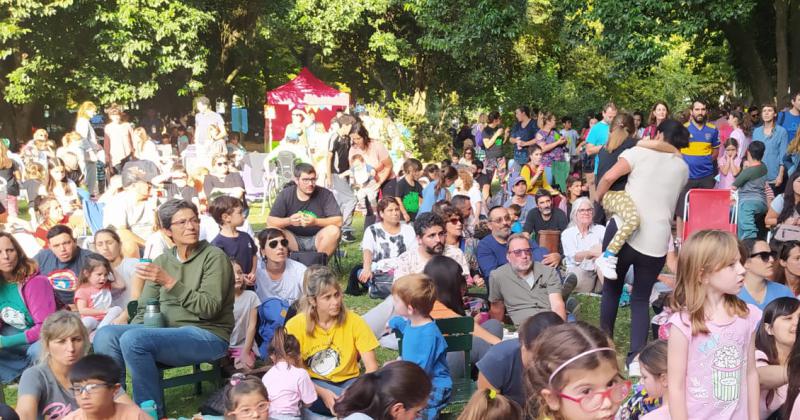 La Biblio Del Otro lado del aacuterbol y una gran celebracioacuten por su deacutecimo aniversario 