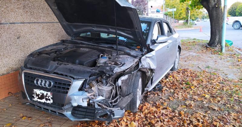 Fuerte choque entre dos autos en Pueblo Nuevo