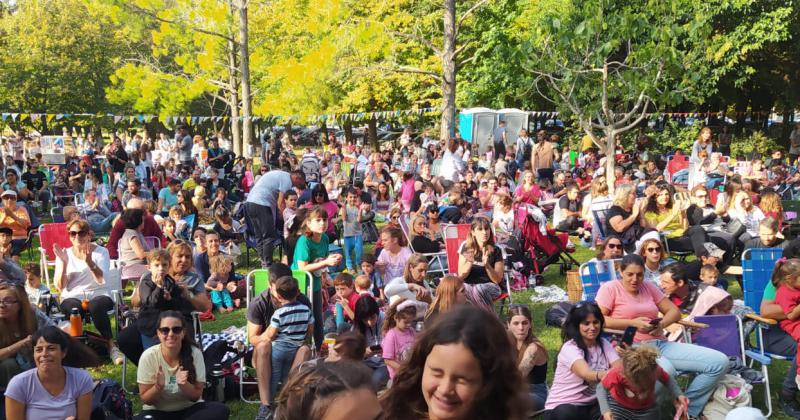 La Biblio Del Otro lado del aacuterbol y una gran celebracioacuten por su deacutecimo aniversario 