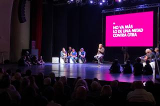 A sala llena en el Teatro Municipal Facundo Manes brindoacute una charla