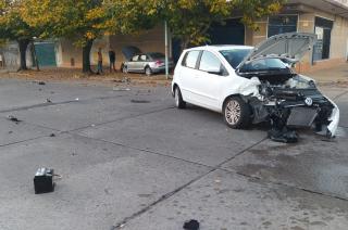 Fuerte choque entre dos autos en Pueblo Nuevo