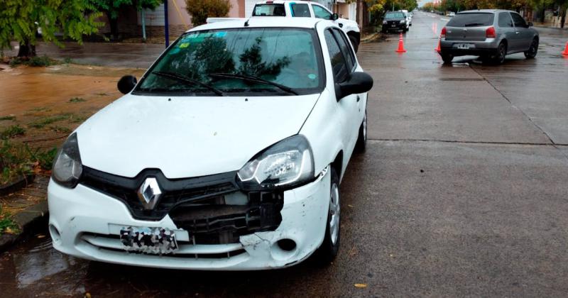 Una mujer sufrioacute heridas tras un choque entre dos autos