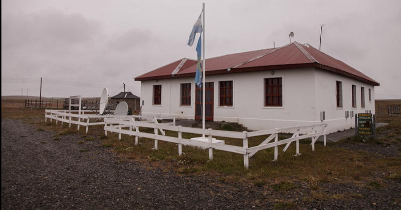 Conectaraacuten 1500 escuelas rurales bonaerenses con internet satelital