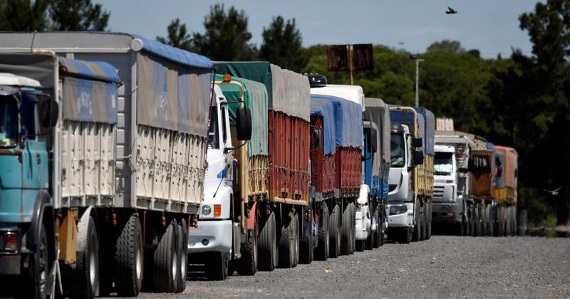 Comenzoacute el paro de los transportistas de granos por tiempo indeterminado