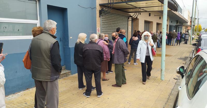 Comenzoacute la vacunacioacuten antigripal para mayores de 65