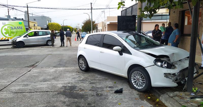 Dos autos protagonizaron un fuerte choque en el barrio San Vicente