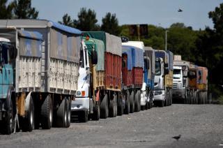 Comenzoacute el paro de los transportistas de granos por tiempo indeterminado