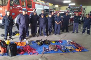 Bomberos realizoacute un curso de rescate con cuerdas en Tapalqueacute