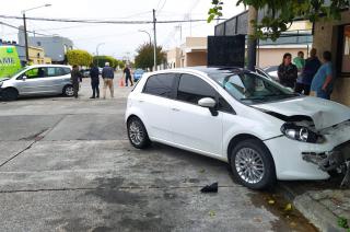 Dos autos protagonizaron un fuerte choque en el barrio San Vicente