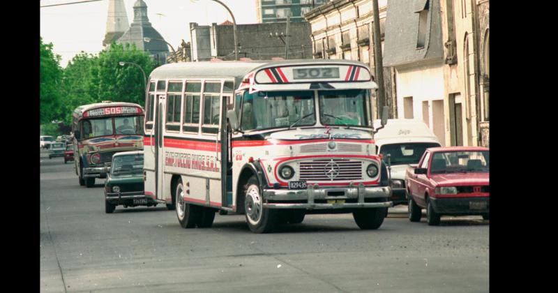 En la década de 1990 un colectivo de la línea 502 El Tuccio del transporte público urbano circula por un sector céntrico de la calle San Martín