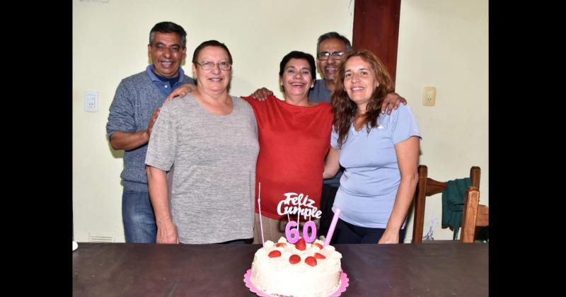 Mónica Vega cumplió 60 años en la foto junto con sus hermanos Graciela José Norma y Walter (Fotografía Miriam Castellano)