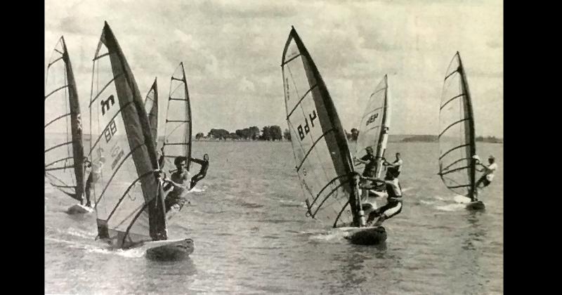 Una regata de windsurf realizada en 1997 en la laguna Blanca Chica como parte del Campeonato del Centro de la Provincia de Buenos Aires