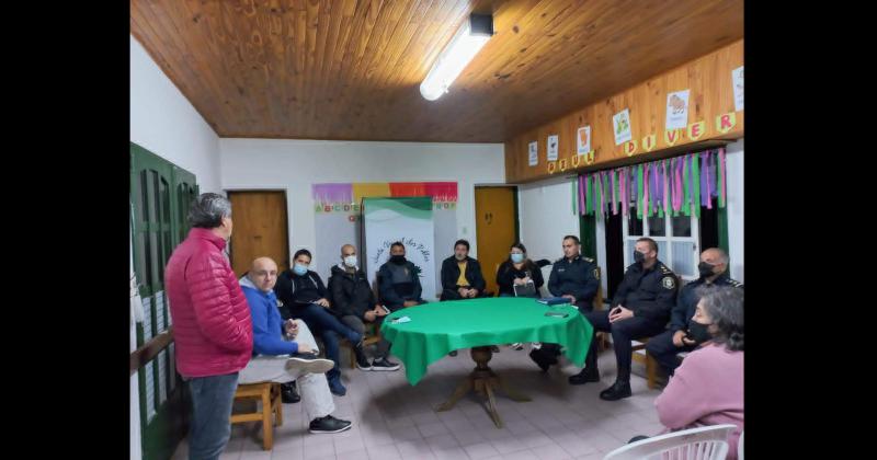 La Junta Vecinal del barrio Los Robles se reunioacute con autoridades de las aacutereas de seguridad 