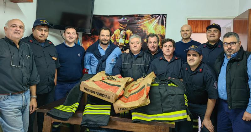 La empresa Loma Negra donoacute vestimenta a Bomberos Voluntarios