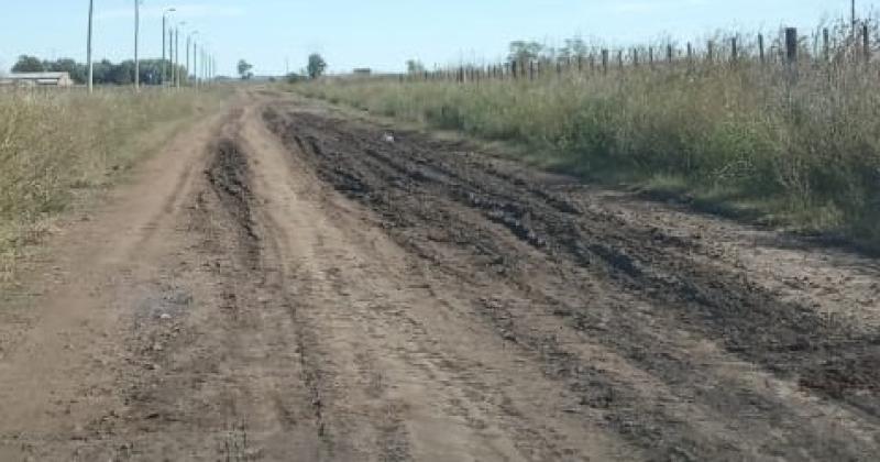 Vecinos de Colonia Nievas reclaman por el mal estado de la calle de acceso