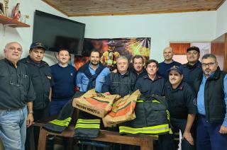 La empresa Loma Negra donoacute vestimenta a Bomberos Voluntarios