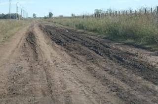 Vecinos de Colonia Nievas reclaman por el mal estado de la calle de acceso