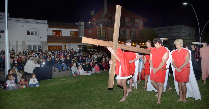 Miraacute las mejores fotos del Viacutea Crucis Rosarino