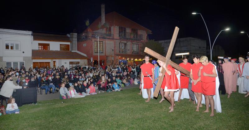 Miraacute las mejores fotos del Viacutea Crucis Rosarino