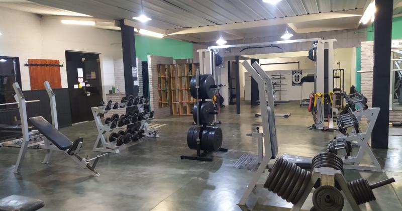 El gimnasio de pesas funciona a pleno