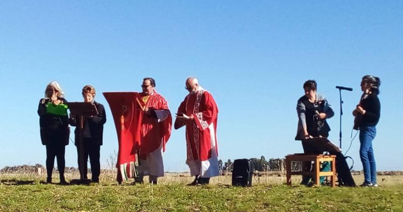 En el terraplén del barrio CECO el viernes por la tarde la comunidad del templo San Cayetano realizó la Celebración de la Palabra