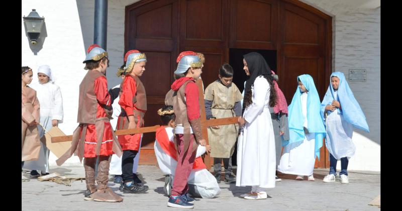 El Vía Crucis de los niños realizado el viernes en la parroquia Santa Elena de la localidad de Villa Alfredo Fortabat