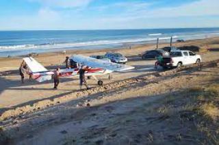 Susto en Necochea por una avioneta que aterrizoacute de urgencia en la costa