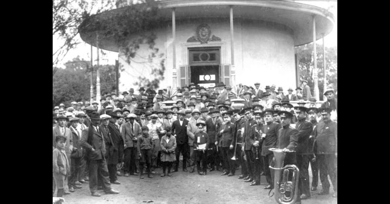 En la década de 1930 en un acto realizado en el Pabellón Central del antiguo predio de la Sociedad Rural de Olavarría se observa la Banda Municipal