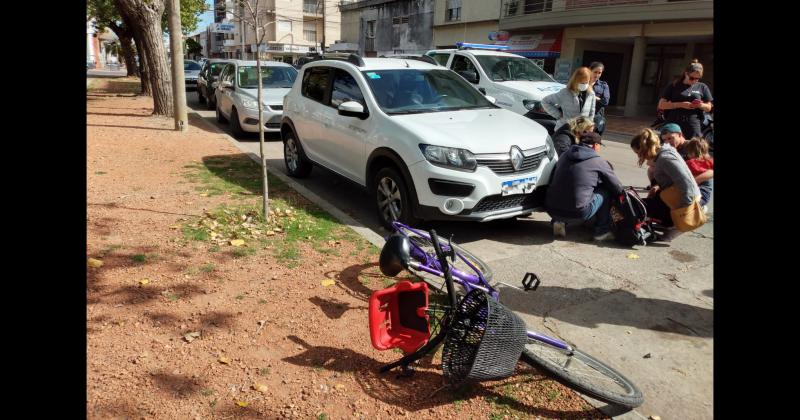 Una conductora abrioacute la puerta e hirioacute a una ciclista y a su hijo