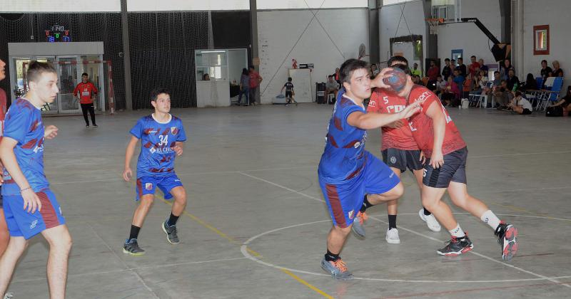 Estudiantes sigue en competencia