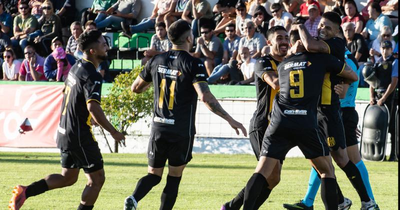 Los jugadores de Olimpo celebran el gol del olavarriense