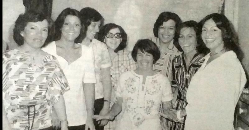 El 29 de diciembre de 1976 un grupo de amigas se reúne para despedir el año- de izquierda a derecha Marta Martín Norma Vega Anita Guarrochena Marta Manzur Cristina Orsatti Ester Villegas Mirta Belén y en el centro Cuqui Aramburu