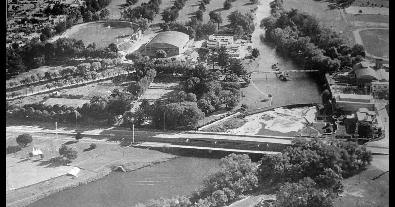 Imagen aérea registrada en 1995 del arroyo Tapalqué en su paso por la planta urbana de Olavarría